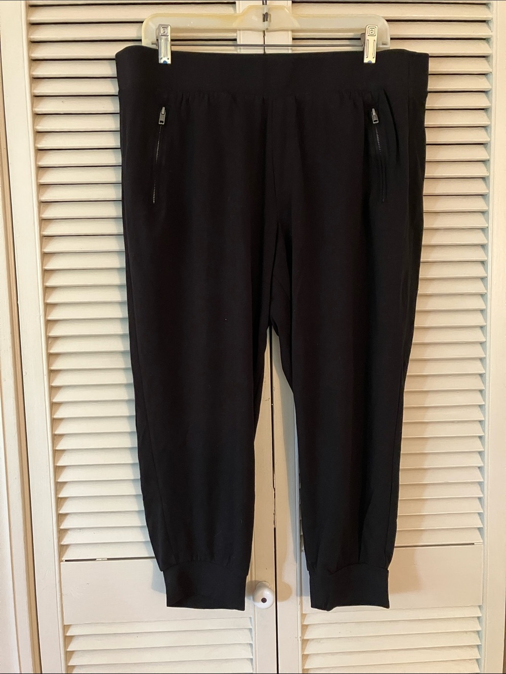 torrid Size 2 (18-20) Black Crop Joggers with Zip Pockets